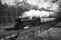 Schnellzug mit 03 204 (Graustufen)